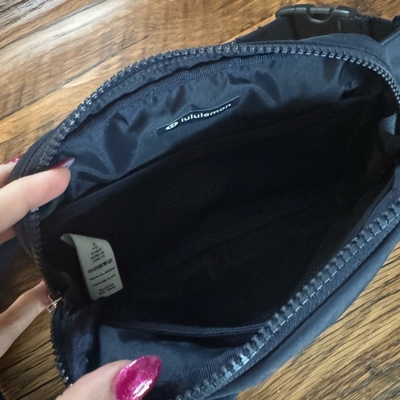 lululemon athletica Navy Blue 2L Everywhere Belt Bag - Picture 2 of 3